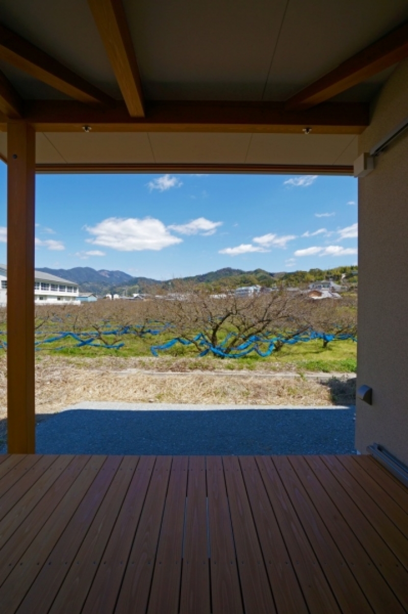 バーベキューをする時に大活躍のウッドデッキ。屋根が作る大きな影が夏でも涼しい空間を作ってくれる。