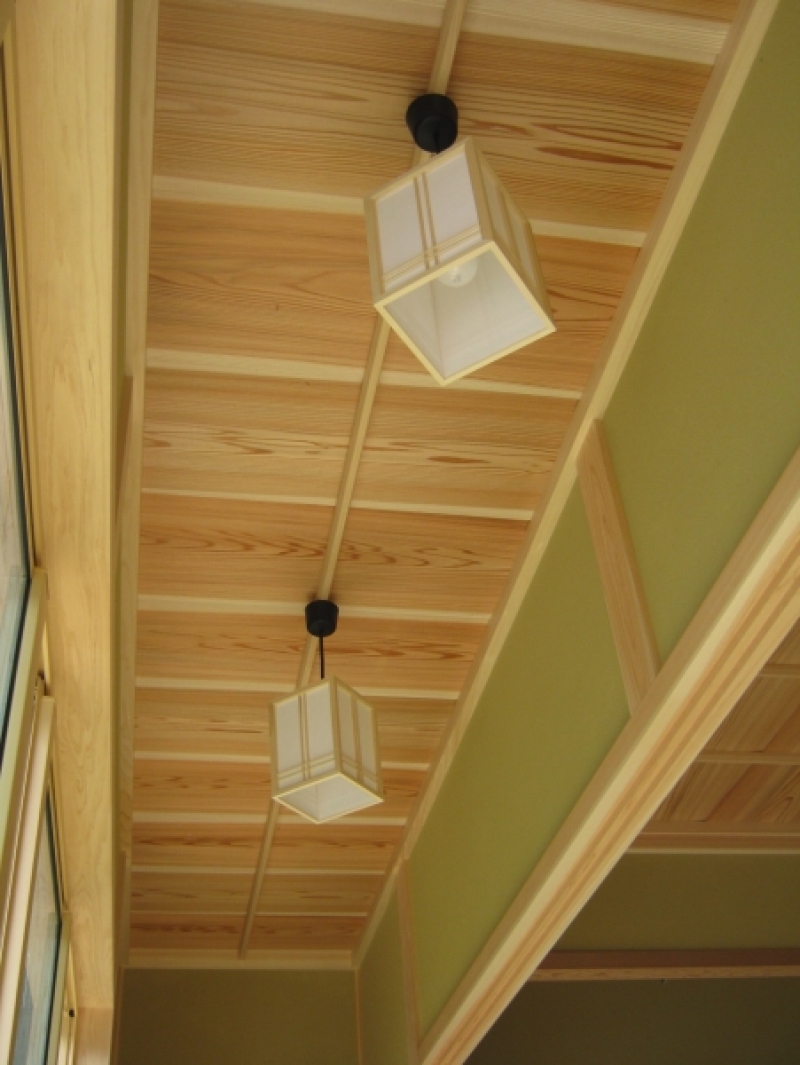 縁側の天井には杉の無節材を使用しています。