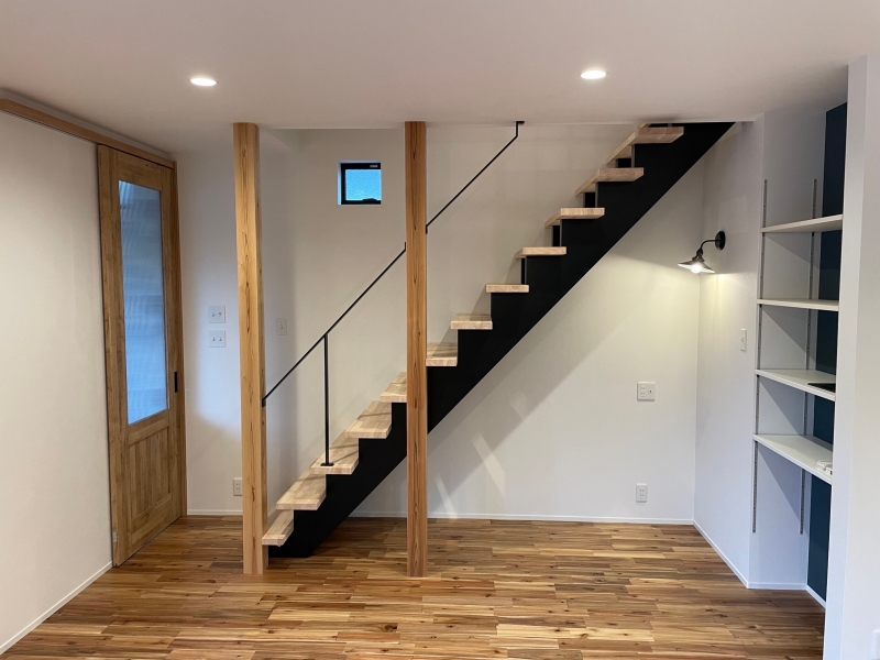 2階への階段もシンプルなデザインで開放感があります。