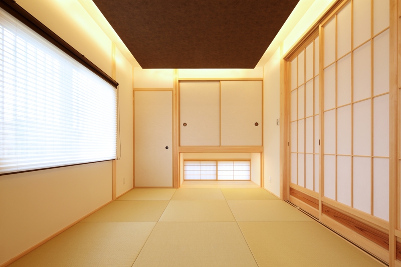 和室にはキズや汚れに強い和紙畳と造作した建具