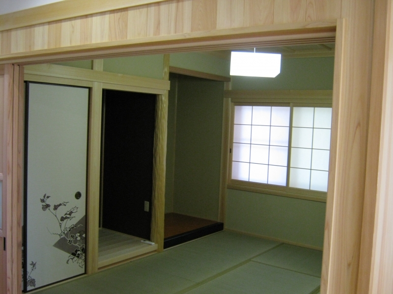 和室は左官壁で天井板には杉赤の幅広板で仕上げています。