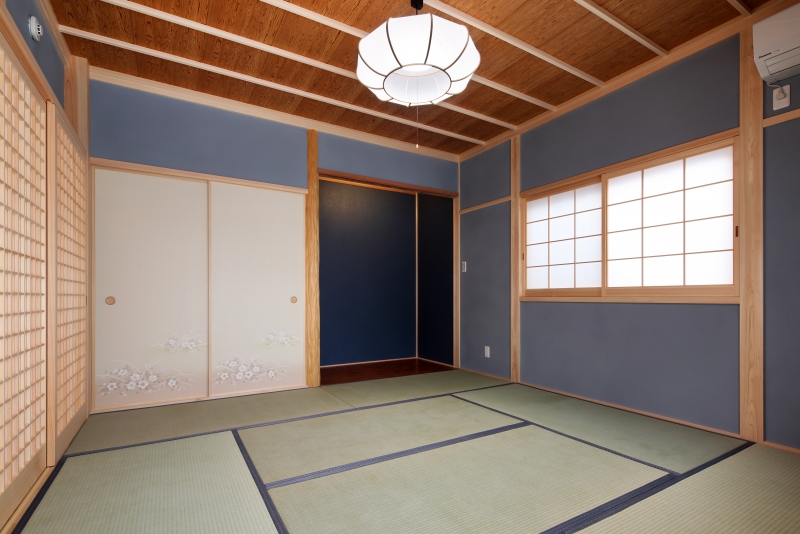 和室の壁は何度も調色してお好みの色に。天井は木目の美しい「笹杢」を使用。